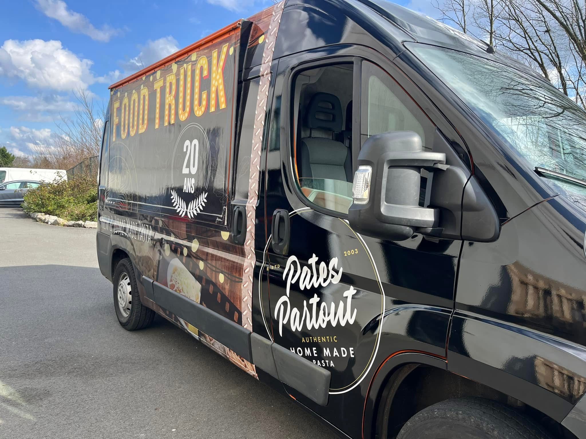 Food truck après habillage intégral, vue de trois quarts avant