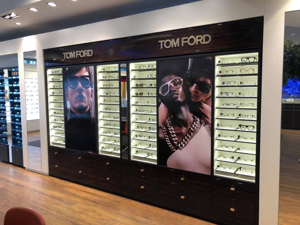 Mobilier mural Tom Ford avec étagères éclairées