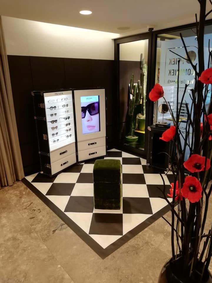 Meuble Prada près de l’entrée du magasin