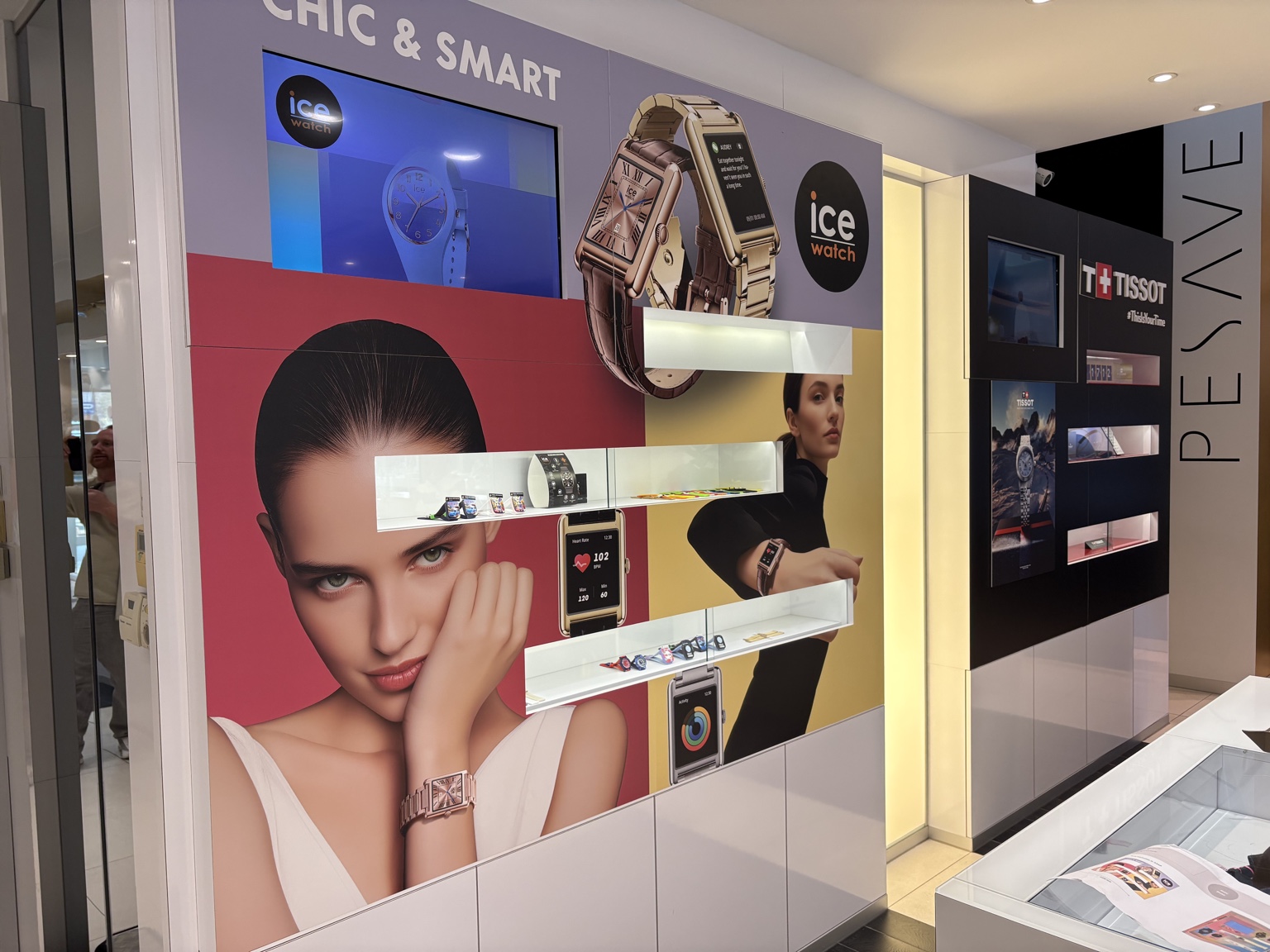 Habillage intérieur Ice-Watch avec visuels grand format, niches de présentation et écran allumé