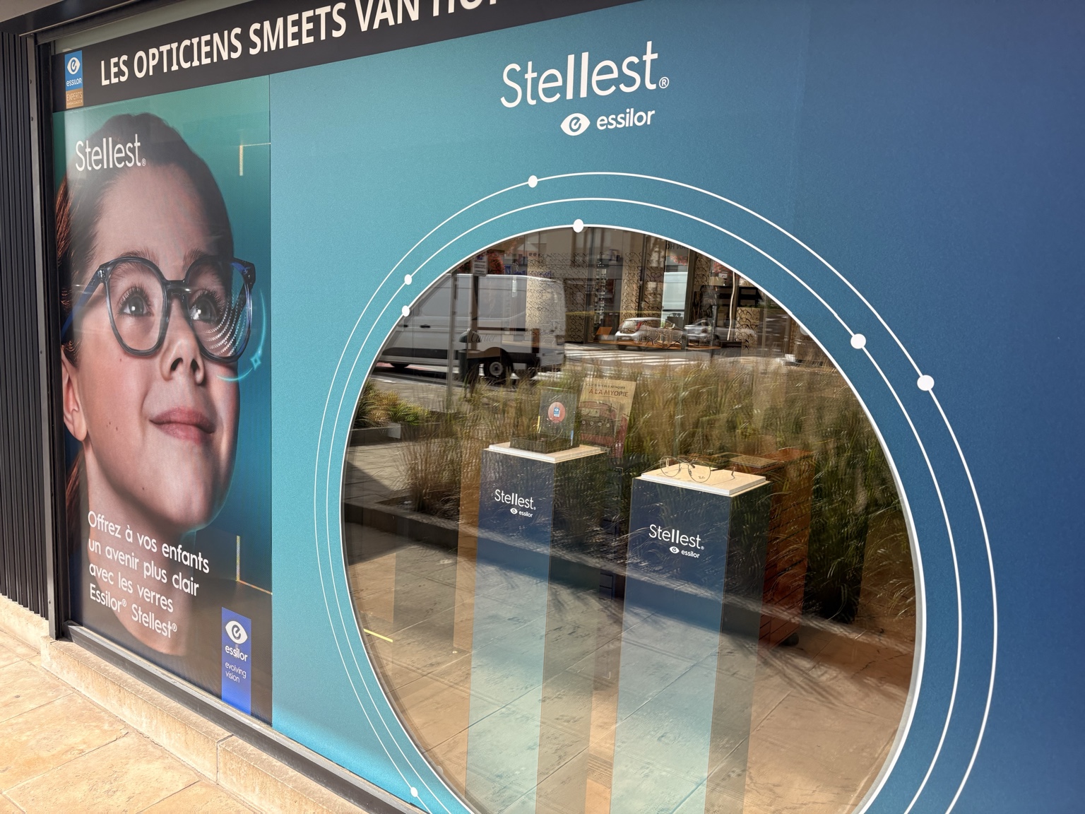 Habillage de vitrine Stellest avec visuel turquoise et ouverture circulaire